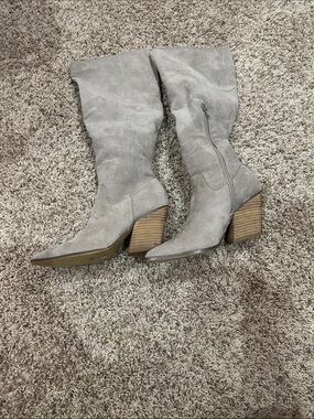 NWOT Knee-High Suede Block Heel Boots in Light Gray size 7 1/2
